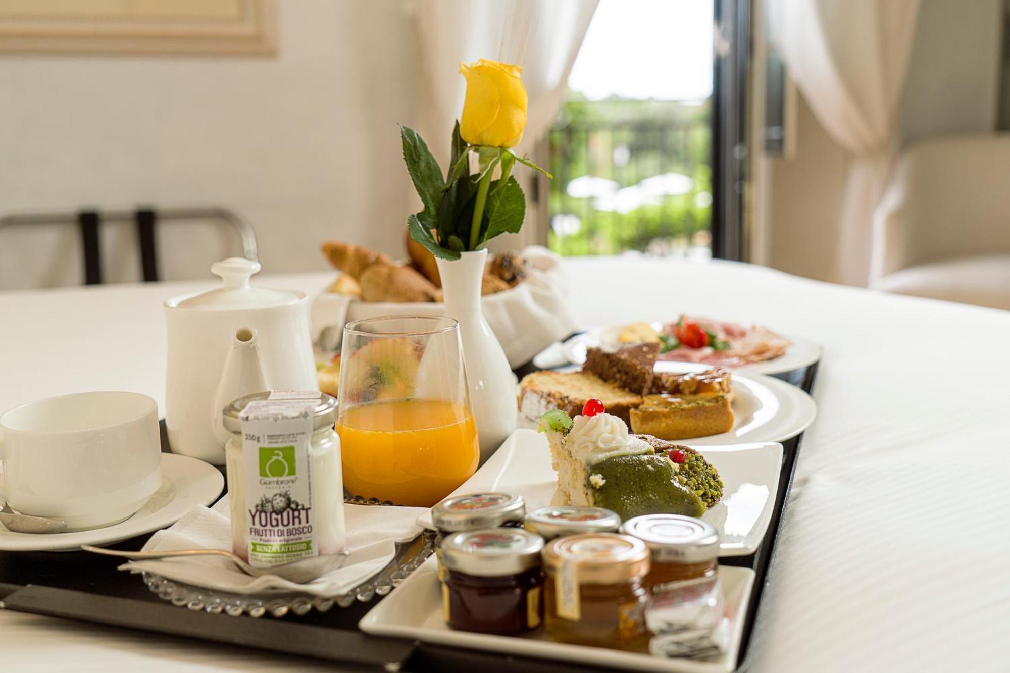 Villa Athena Resort Agrigento Exteriér fotografie A breakfast tray