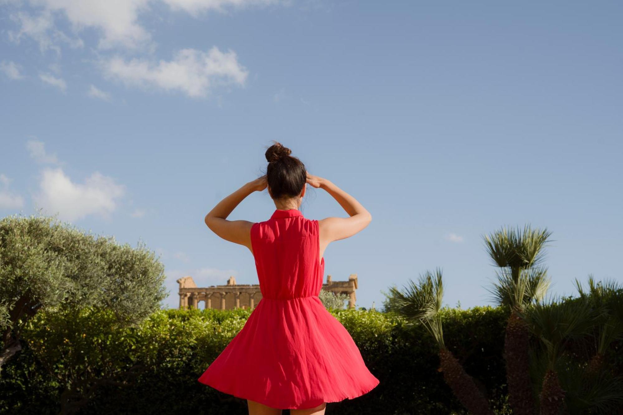 Villa Athena Resort Agrigento Exteriér fotografie A woman wearing a red dress