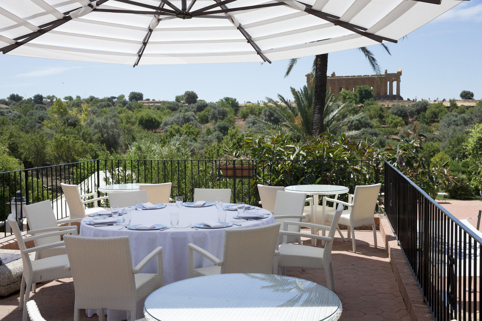 Villa Athena Resort Agrigento Exteriér fotografie The hotel's terrace